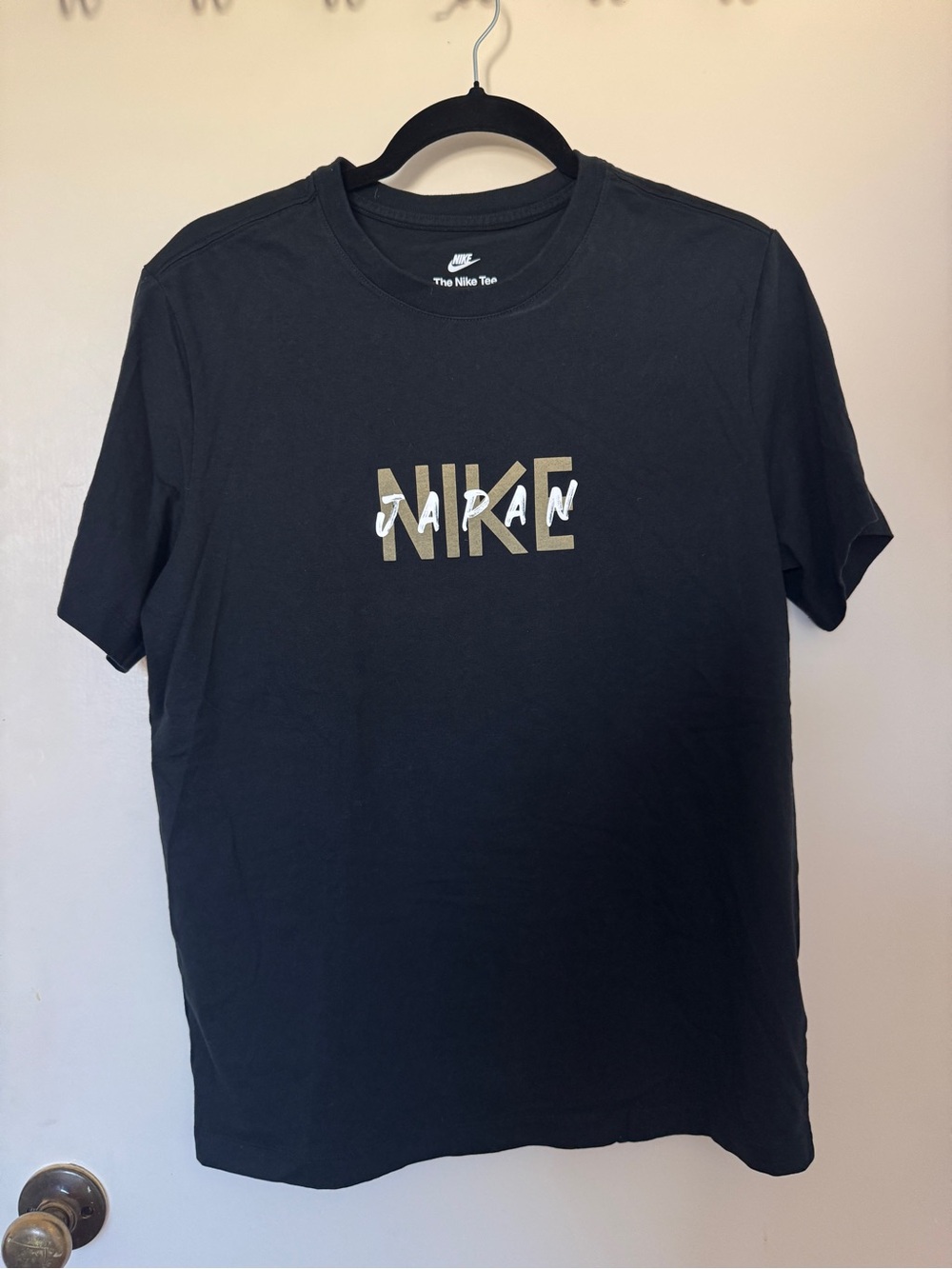 The Nike Tee with Japan Graphic in black size L